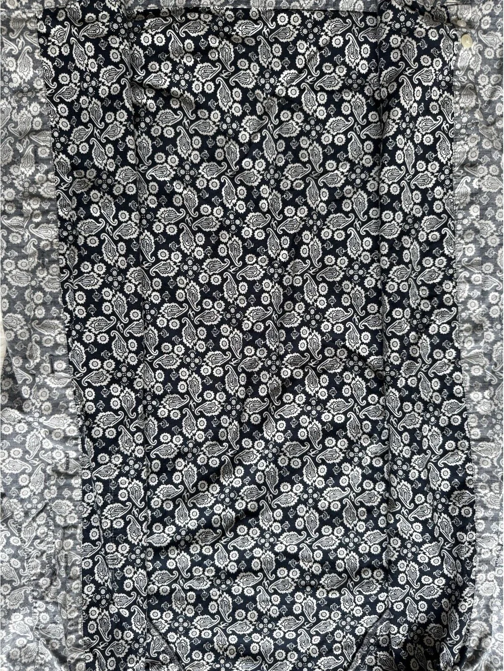 Levi’s Men Medium Paisley Floral Print Button Up Shirt gray white short sleeve